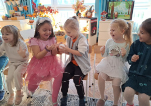 Chłopiec ma w rękach bryłke śniegu