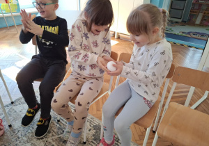 Dziewczynki przkazują sobie brylke śniegu