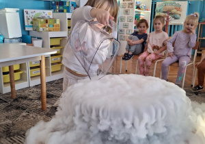 Z miski wydobywa się dym