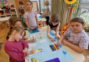 Dziewczynki kolorują księżniczki