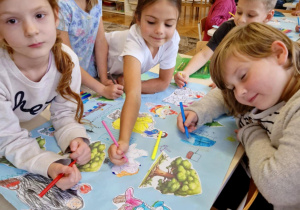 Dziewczynki kolorują postacie z bajki Królewna Śnieżka