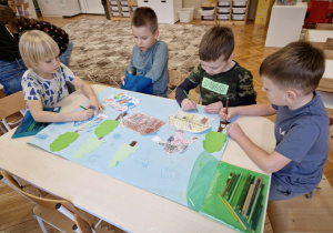 Chłopcy malują postacie z bajki Trzy Świnki