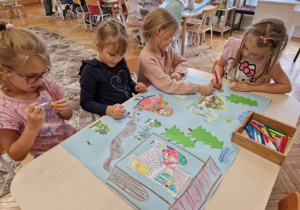 Dzieci malują ilustracje z bajki Czerwony Kapturek