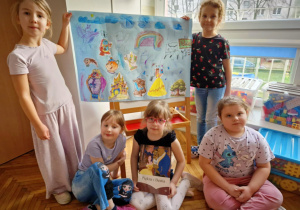 Dzieci z ilustracją Pięknej i Bestii