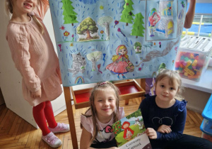 Dziewczynki z ilustracją Czerwonego Kapturka