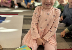 Dziewczynka z kostką z kroplami deszczu