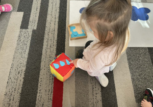 Dziewczynka rzuciła kostką z kroplami deszczu