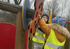 Dzieci na placu zabaw ze statkiem