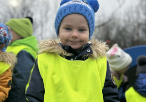 Chłopiec stoi na trawie