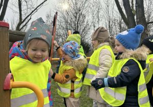 Dzieci biegaja na placu zabaw