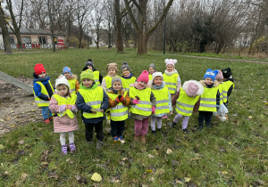 Cała grupa pozuje do zdjęcia na dworze