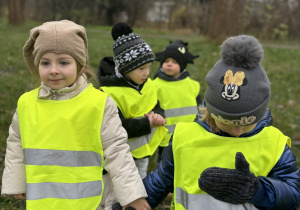 Dzieci ustawiają się parami