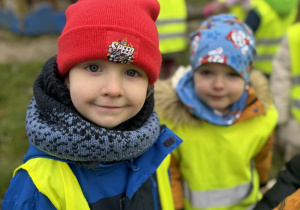 Dwóch chłopców pozuje do zdjęcia na placu zabaw