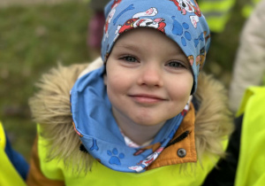 Chłopiec na placu zabaw statek