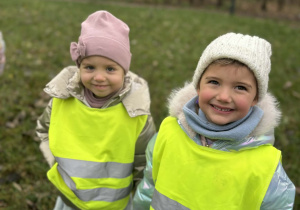 Dziewczynki pozują do zdjęcia na dworze