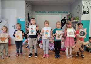 Dzieci z kultowymi postaciami misiów