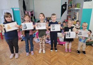 Dzieci z całą historią powstania pluszowego misia