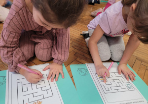 Dzieci rozwiązują labirynt z misiem