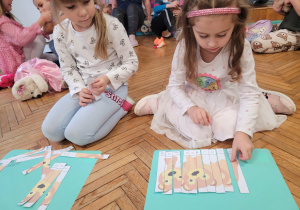 Dziewczynki układają puzzle