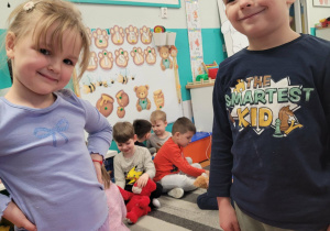 Dzieci z ułożonymi puzzlami z misiem