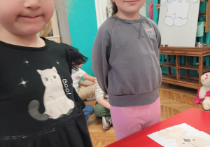 Dziewczynki z puzzlami z misiem