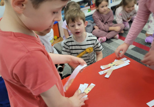 Chłopiec układa puzzle z misiami