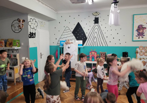 Dzieci podrzucają misie