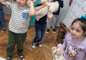 Dzieci tanczą z misiami