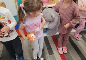 Dziewczynki tańczą bioderkami