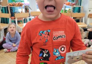 Chłopiec wystawia język