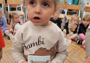 Dziewczynka wypycha językiem polik