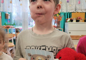 Chłopiec wypycha jężykiem polik