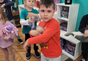 Chlopiec robi młynek rękoma