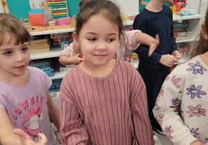 Dziewczynki liczą do trzech