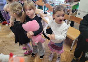 Dziewczynki przytulają misie