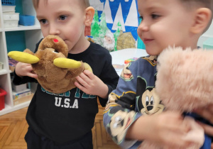 Chłopcy przytulają misie