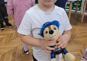 Chłopiec z przytulanką