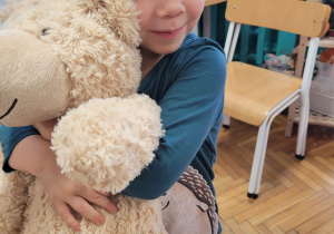 Chłopiec przytula swojego misia