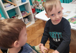 Chłopcy tanczą z misiami