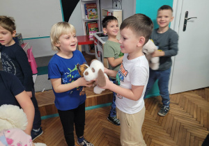 Chłopcy starszaki tanczą z misiami