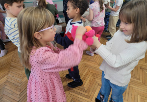 Dziewczynki w kole tanczą z misiami