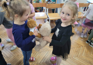 Dziewczynki przytulają swoje misie