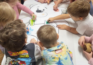 Dzieci malują misia na kolorowo