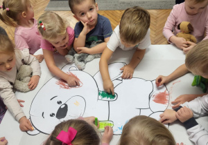 Dzieci maluja suchymi pastelami