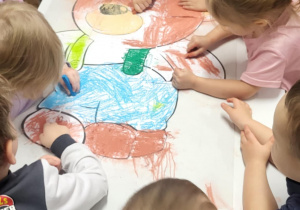 Dzieci malują suchymi pastelami misia na kolorowo