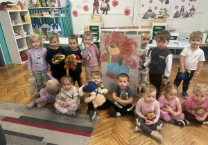 Maluszki z misiem wykonanym kolorowymi pastelami