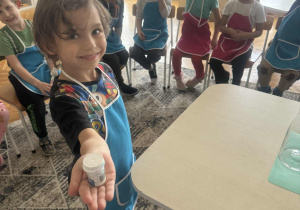 Chłopiec pokazuje barwnik