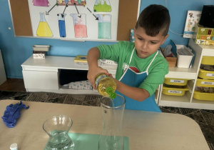 Chłopiec wlewa olej