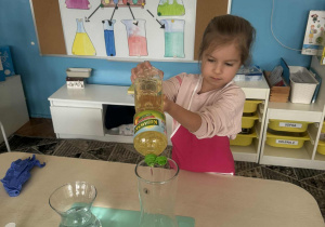 Dziewczynka wlewa olej