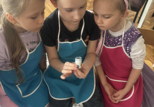 Dzieci rozpoznają kolor barwnika